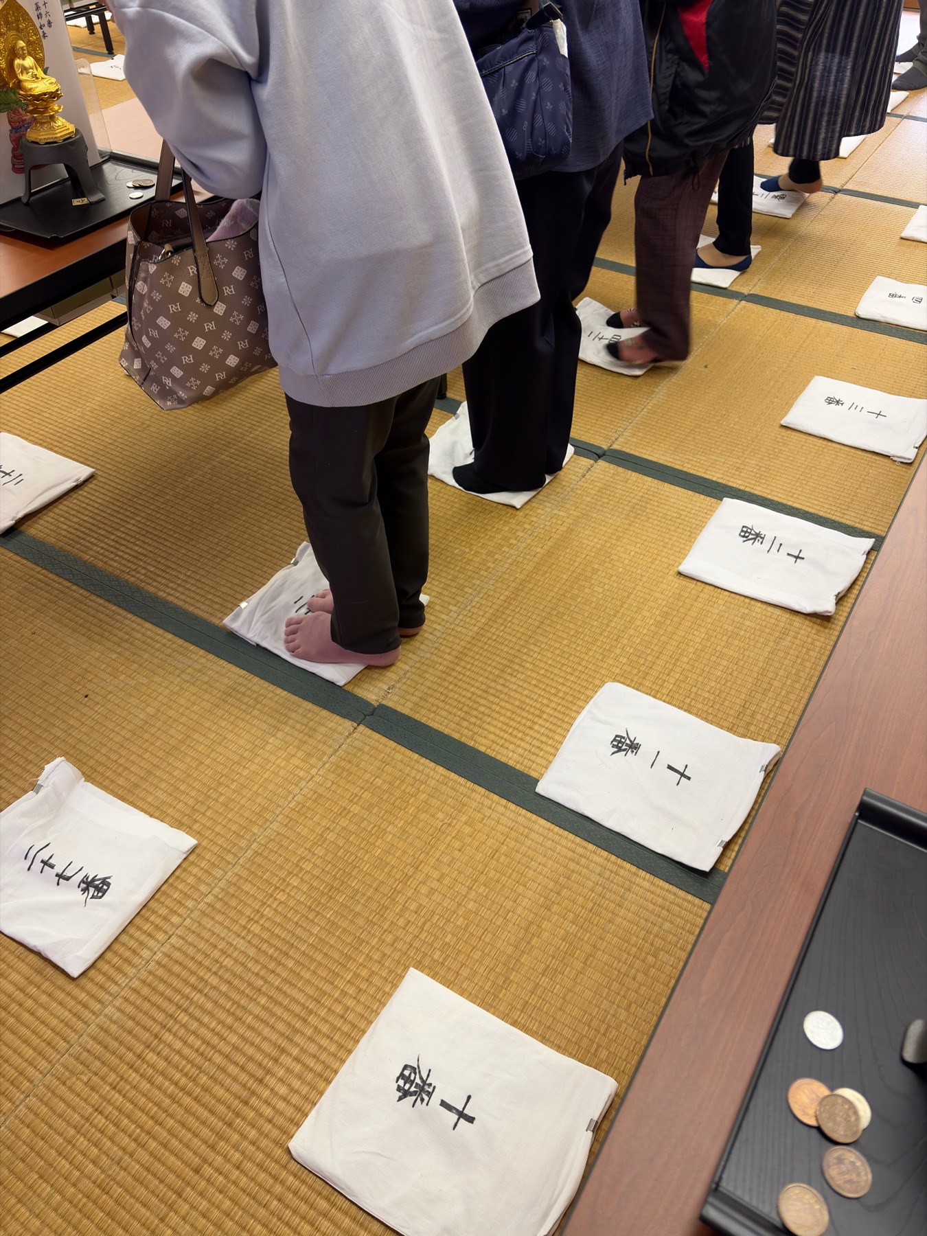 御砂を踏む足元