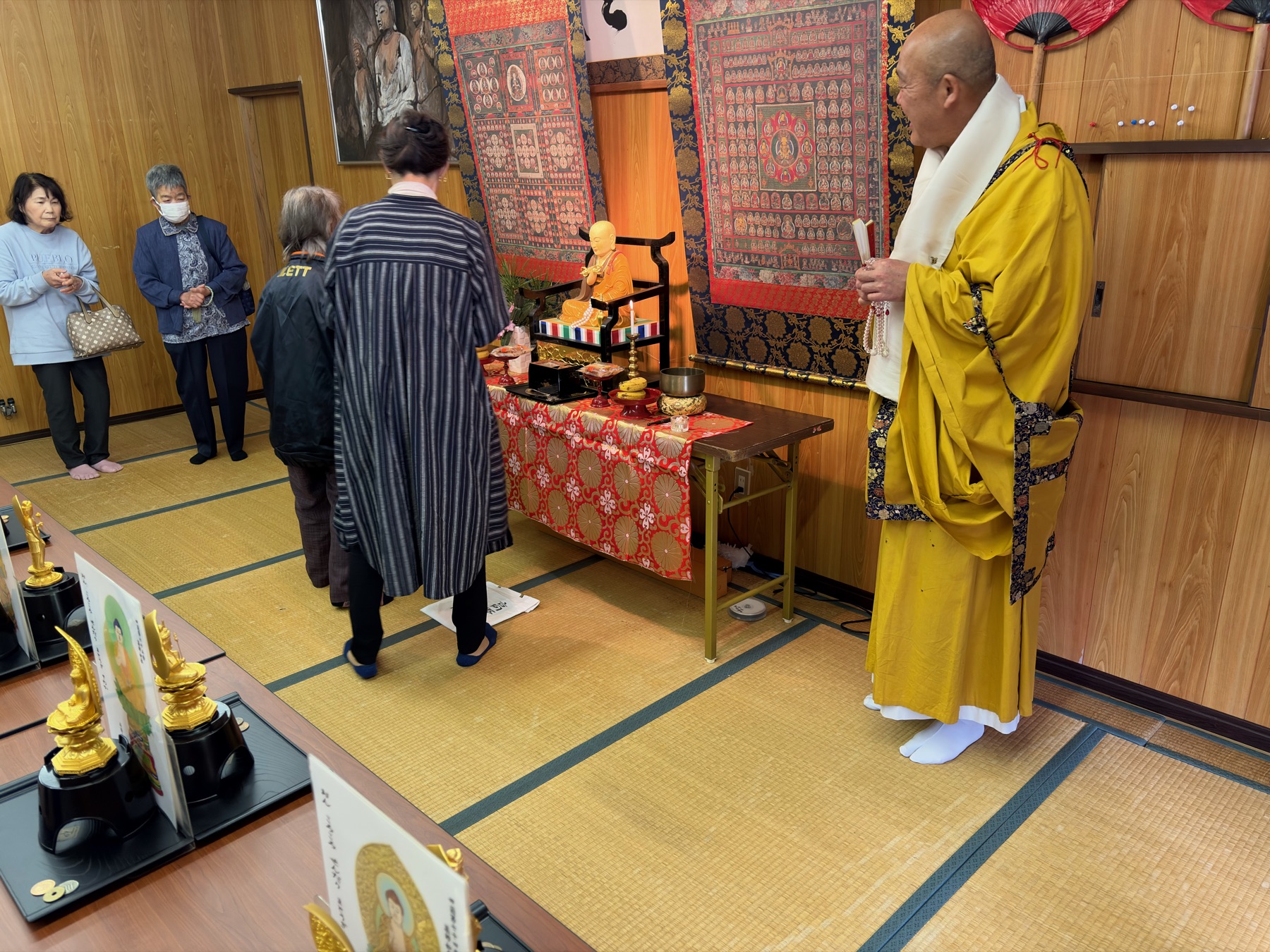 弘法大師祭壇前での祈祷