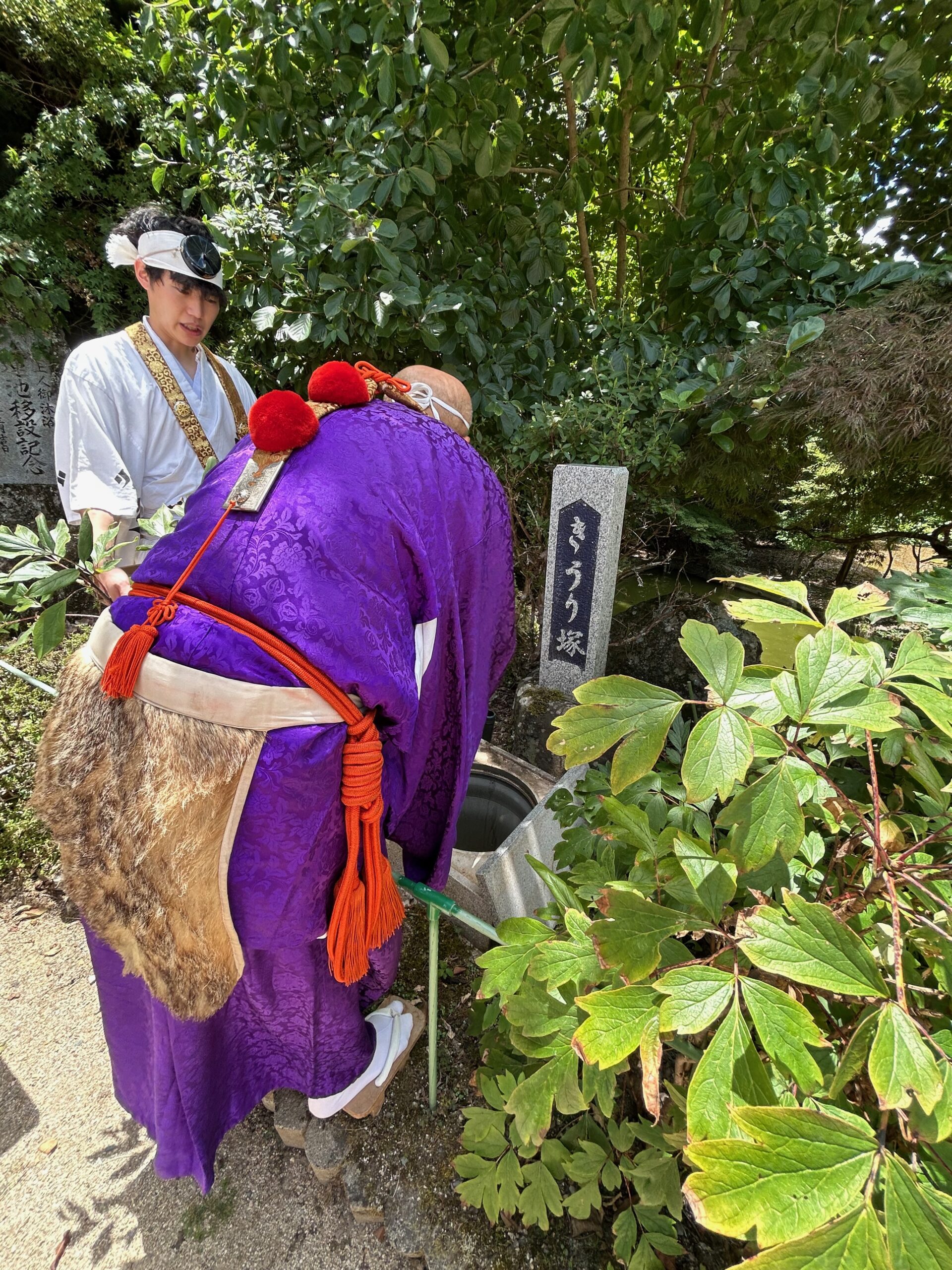 祈りを封じたきうりをきうり塚へ収める様子